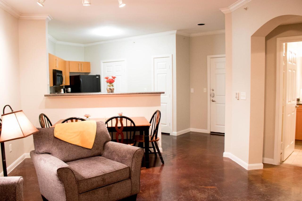 Downtown Dallas Beautiful Poolside Apartment 외부 사진
